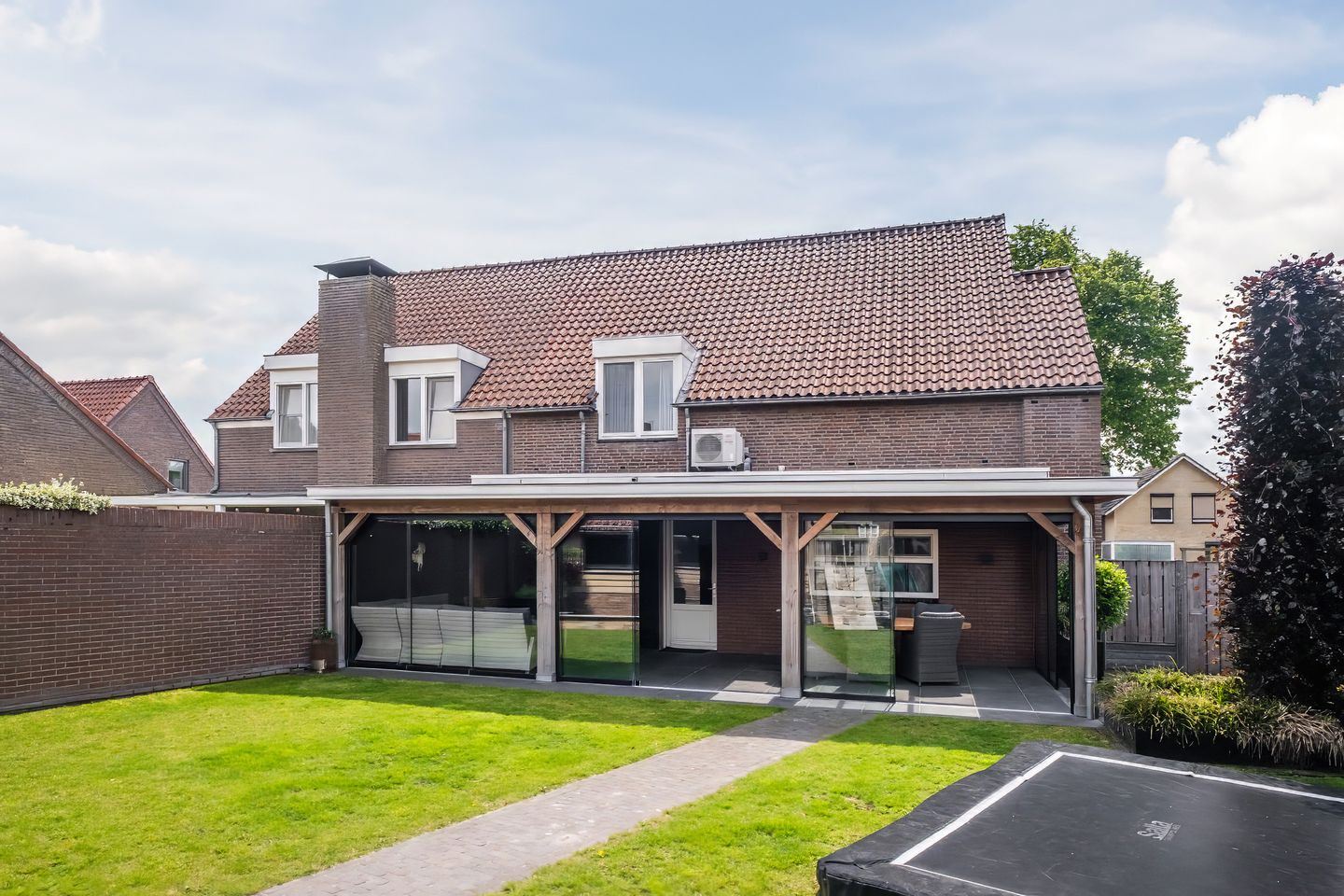 Spacious Semi-Detached Family Home with Outbuilding in Hoogeloon — 40