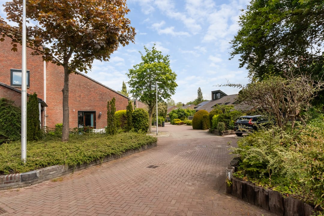 Spacious Waterfront Family Home in Child-Friendly Hilversum Neighborhood — 31