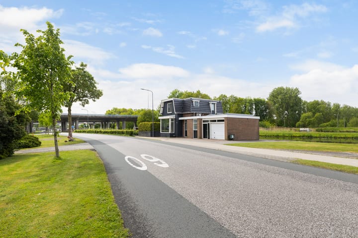 Vrijstaande woning te koop: Leeuwarderstraatweg 1, Heerenveen