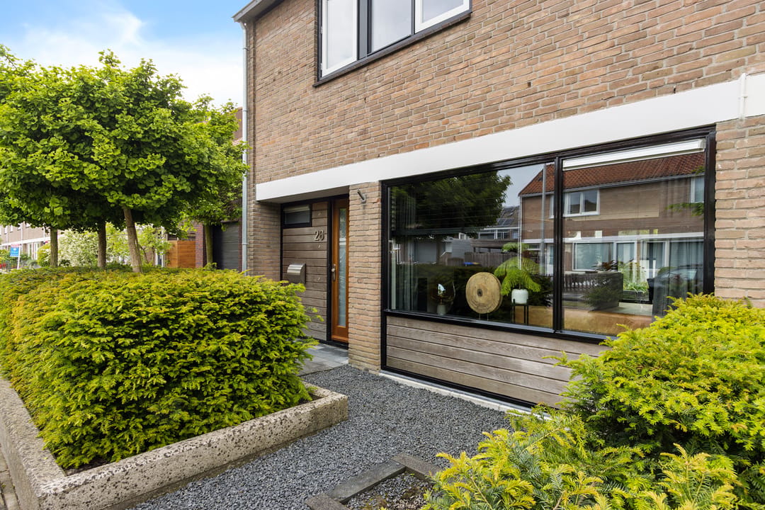 Completely Renovated Corner Home with Heated Pool and Garage in Central Emmeloord — 7
