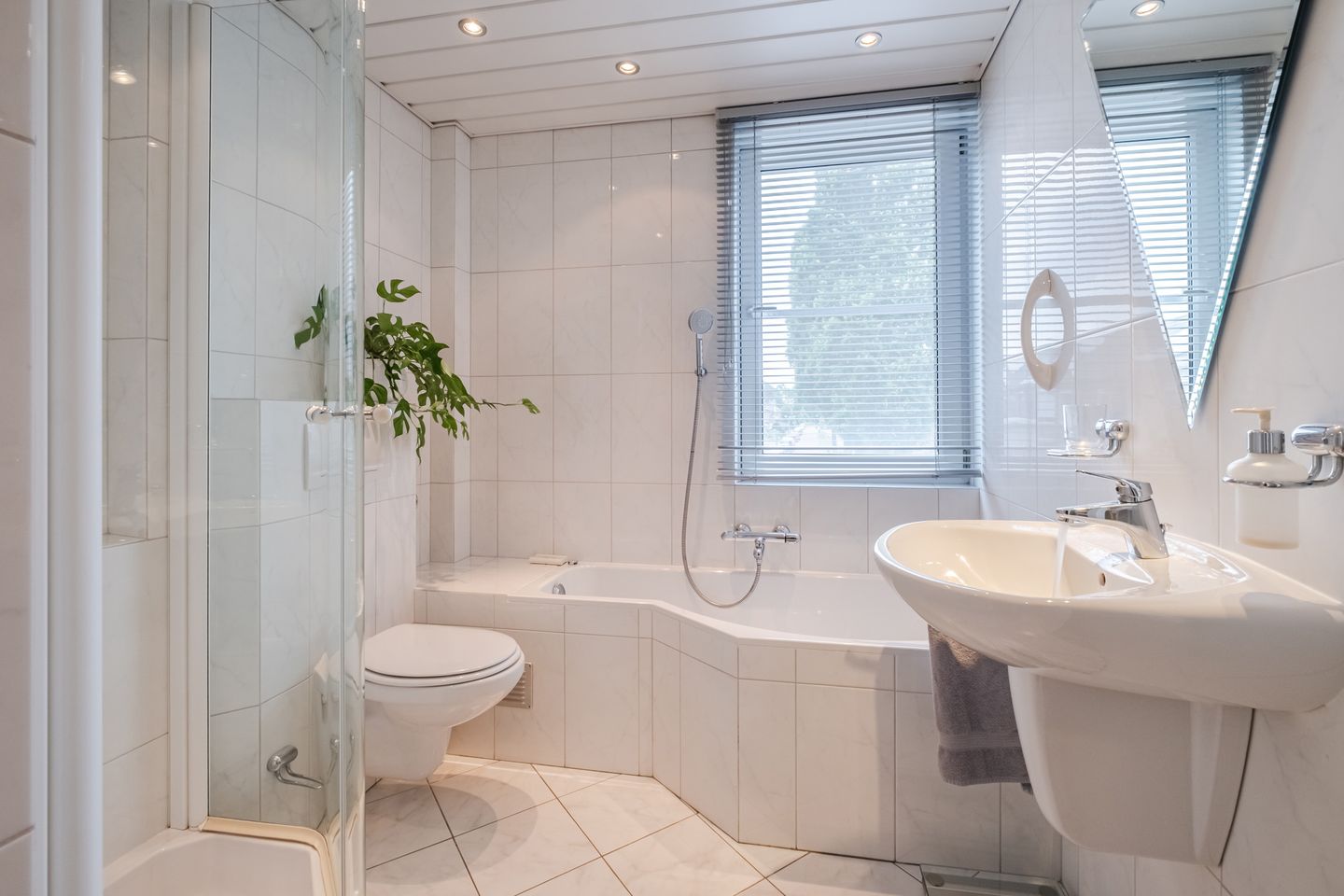 Photo 19 of van Diemenstraat 26