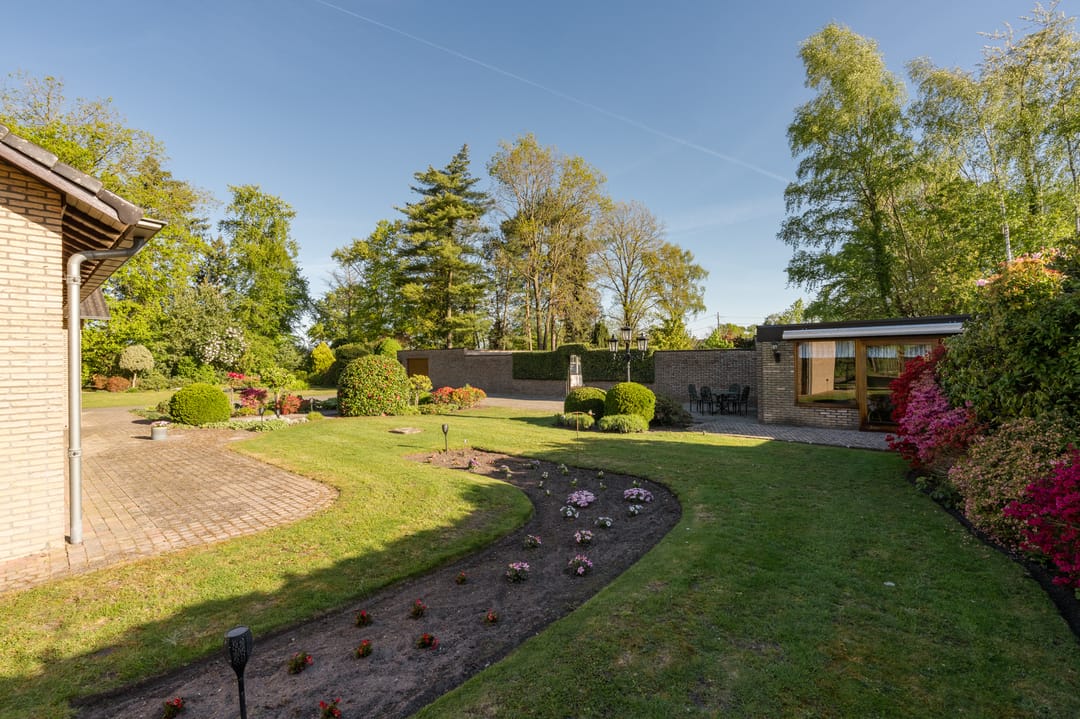 Spacious Bungalow with Large Plot Near the Dutch Border — 41