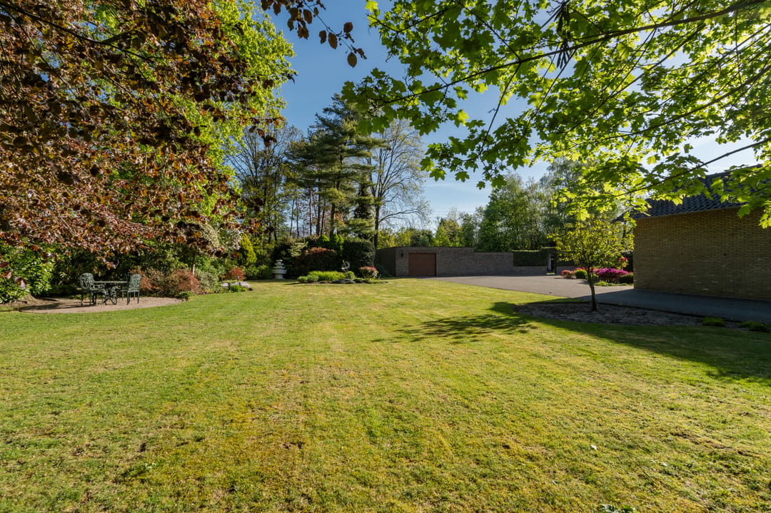 Spacious Bungalow with Large Plot Near the Dutch Border — 52