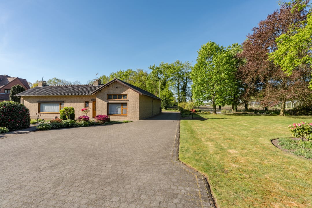 Spacious Bungalow with Large Plot Near the Dutch Border — 38