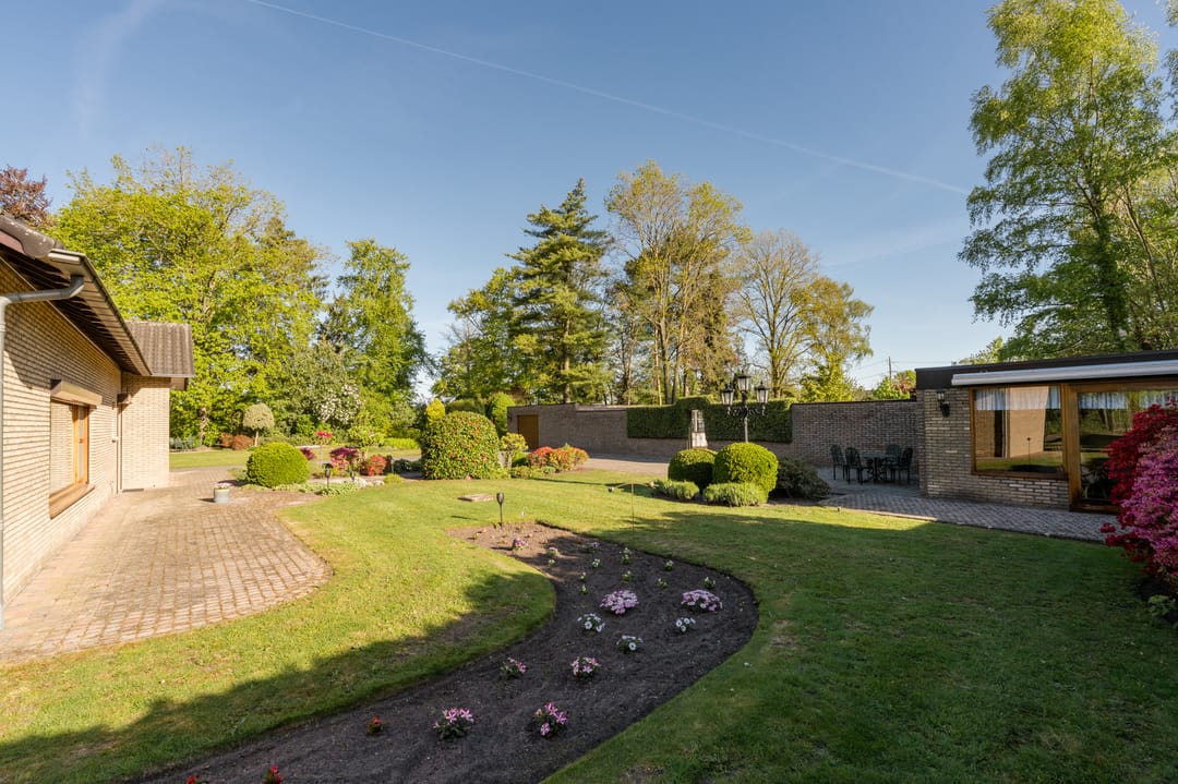 Spacious Bungalow with Large Plot Near the Dutch Border — 7