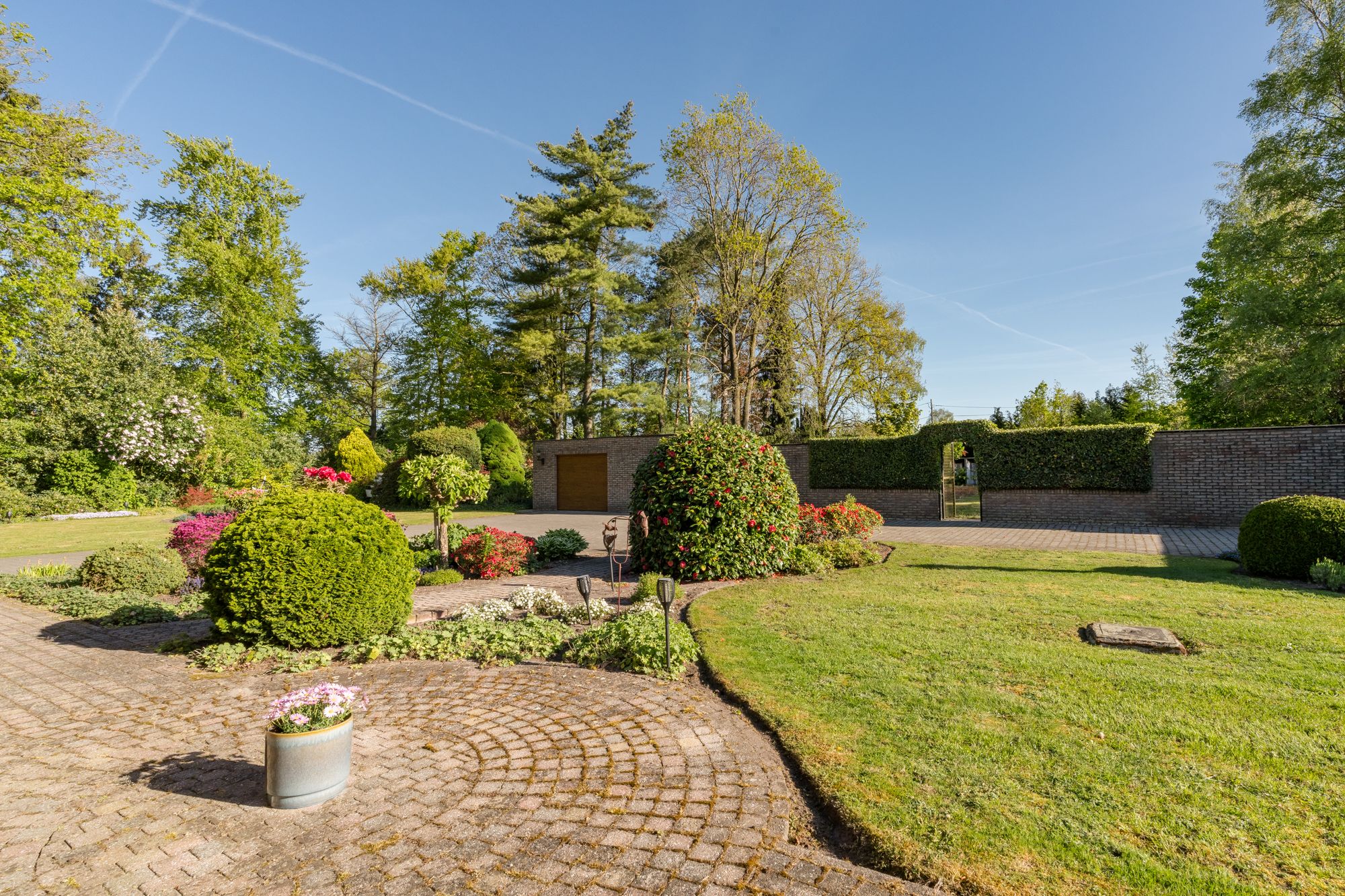 Spacious Bungalow with Large Plot Near the Dutch Border — 48