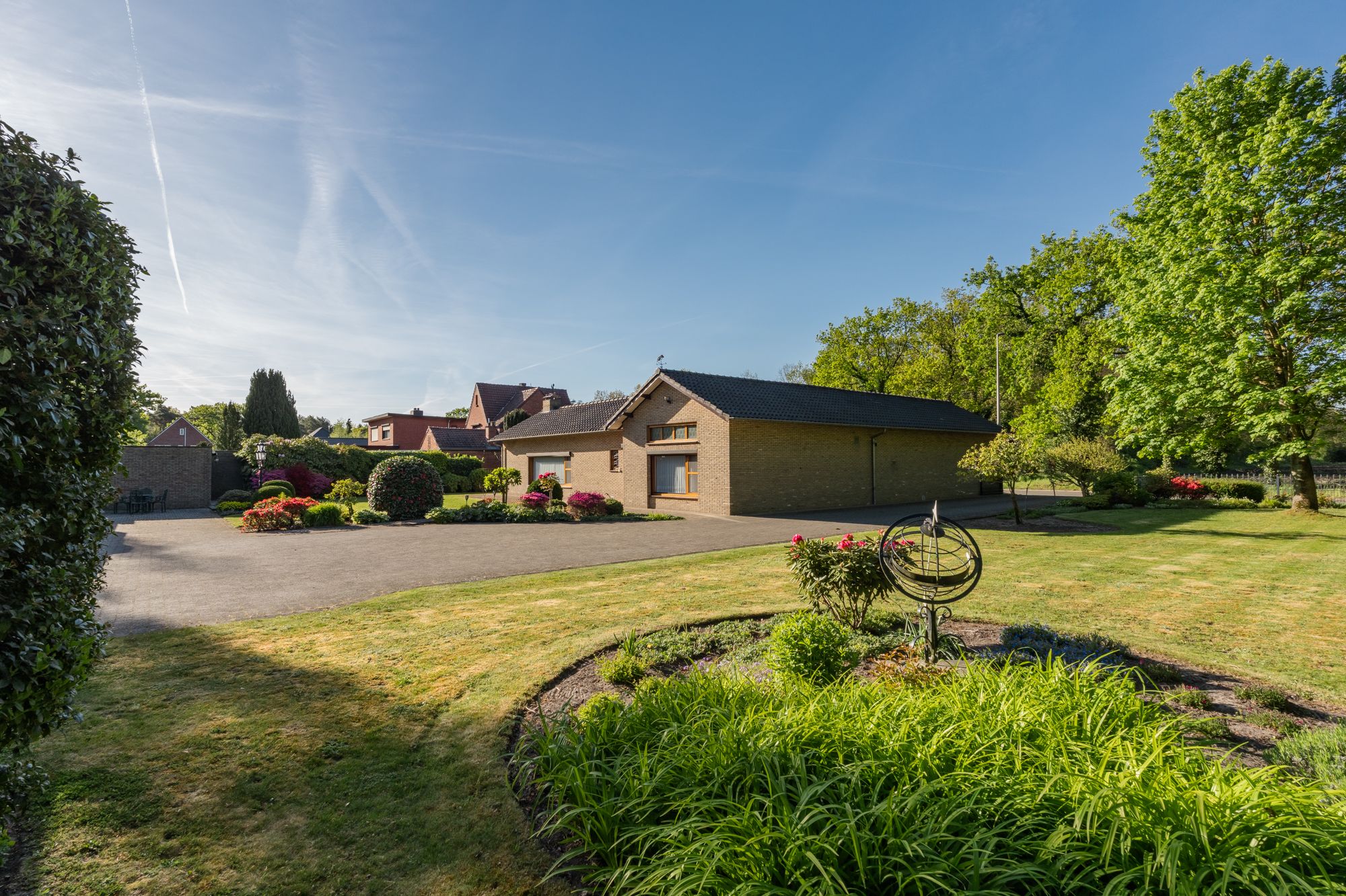 Spacious Bungalow with Large Plot Near the Dutch Border — 39