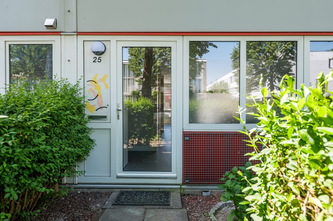 Modernized 4-Bedroom Corner Home with Roof Terrace in Almere Muziekwijk — 11