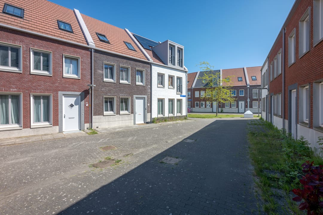 Spacious Five Room Family Home with Modern Kitchen in Almere Poort — 7