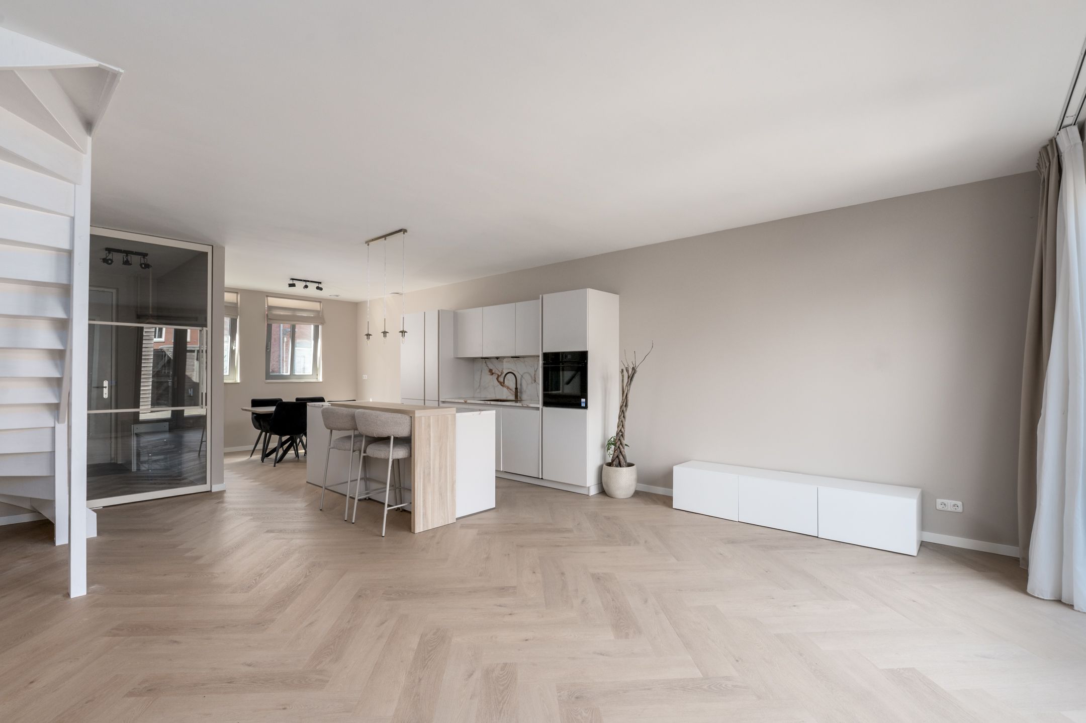 Spacious Five Room Family Home with Modern Kitchen in Almere Poort — 15