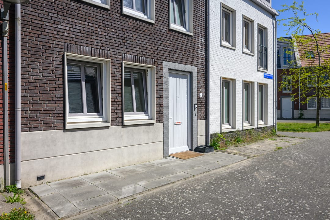 Spacious Five Room Family Home with Modern Kitchen in Almere Poort — 8