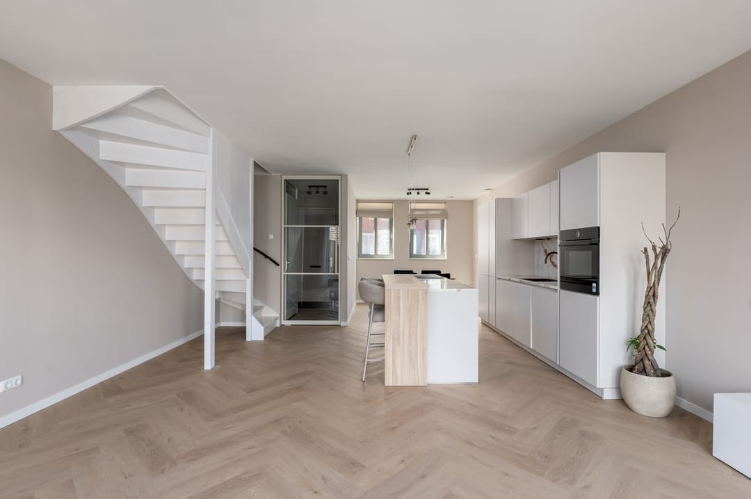 Spacious Five Room Family Home with Modern Kitchen in Almere Poort — 16