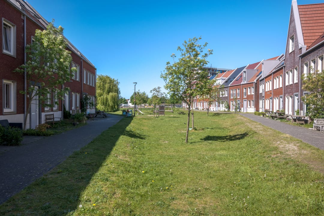 Spacious Five Room Family Home with Modern Kitchen in Almere Poort — 52