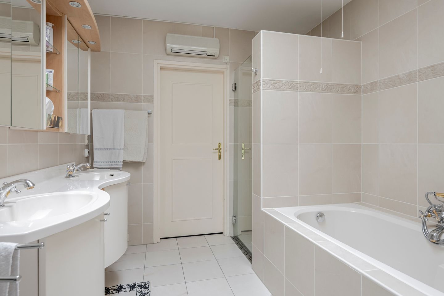 Photo 40 of Van Riebeeckstraat 36