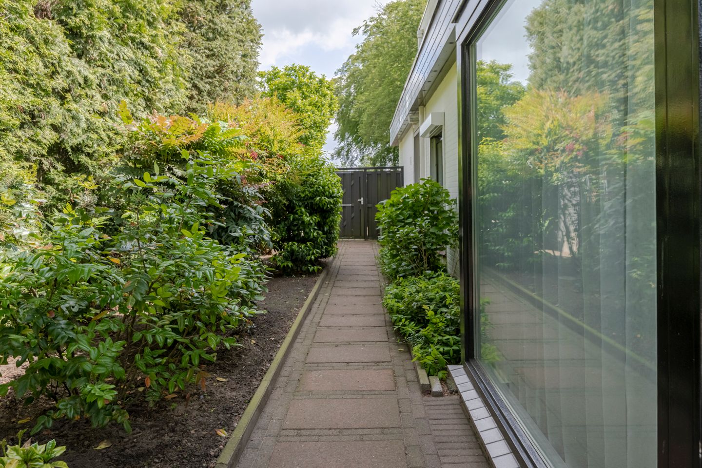 Photo 64 of Van Riebeeckstraat 36