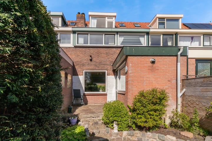 Tussenwoning te koop: B. van Rooijenstraat 90, Naarden