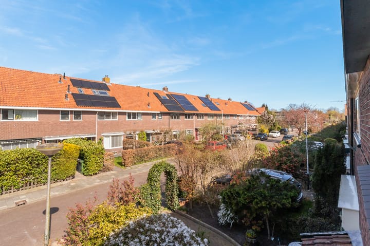 Tussenwoning te koop: B. van Rooijenstraat 90, Naarden