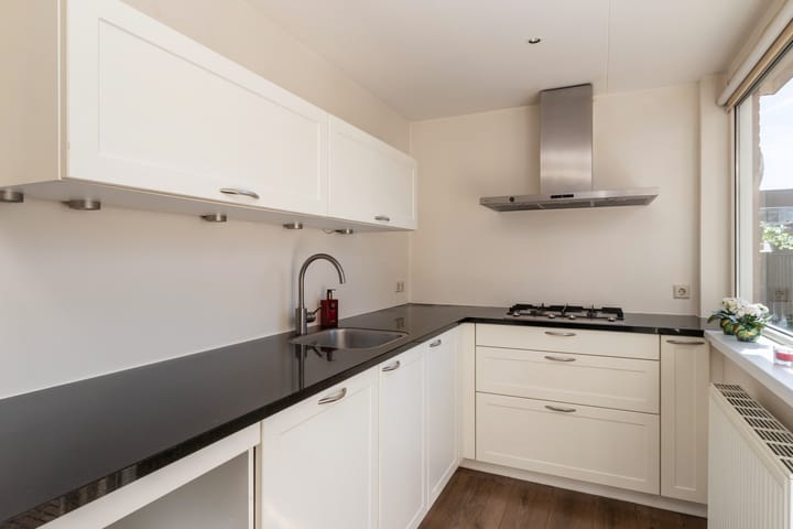 Tussenwoning te koop: B. van Rooijenstraat 90, Naarden