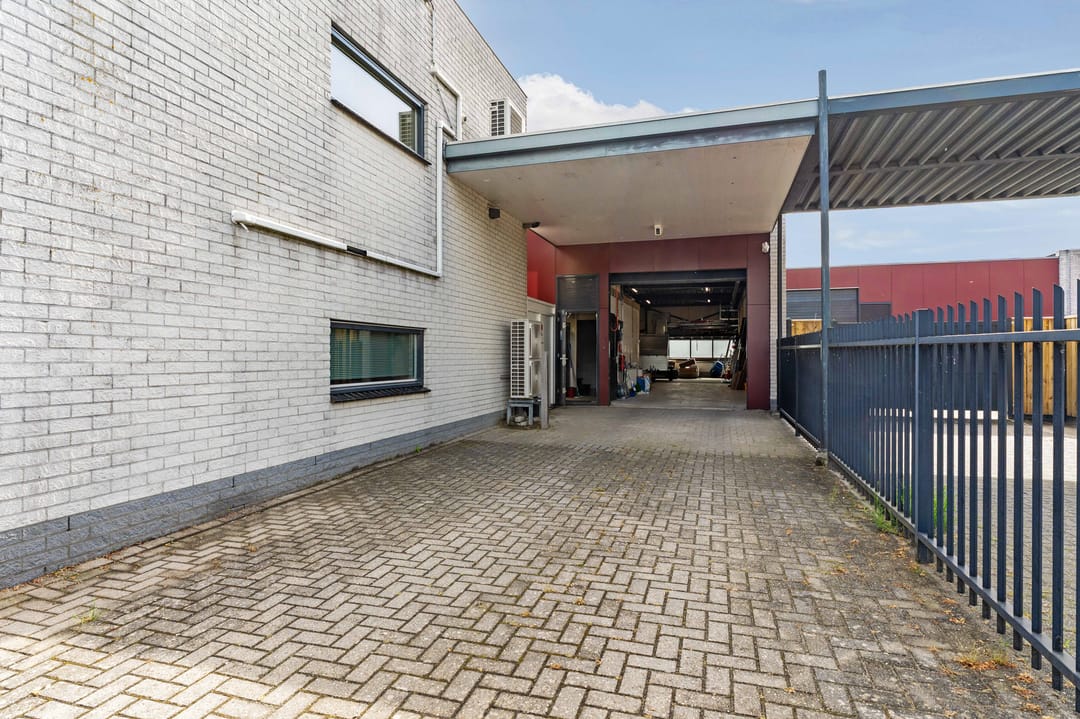 Luxury Combined Living and Working Property Near Almere Muziekwijk Station — 46
