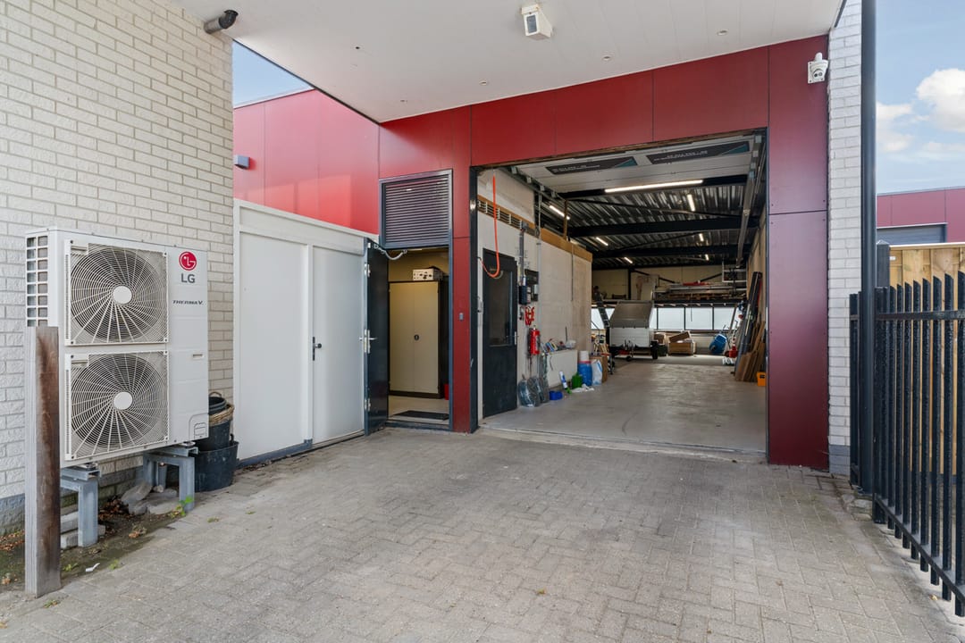 Luxury Combined Living and Working Property Near Almere Muziekwijk Station — 47