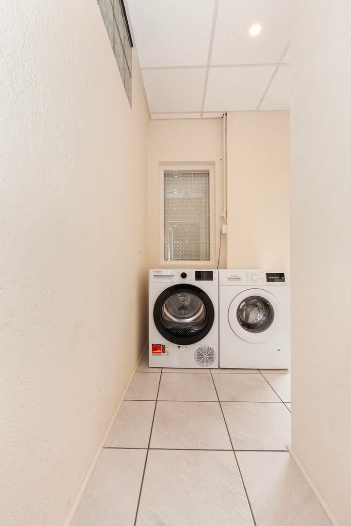 Twee-onder-één-kap te huur: Buitenwatersloot 343A, Delft