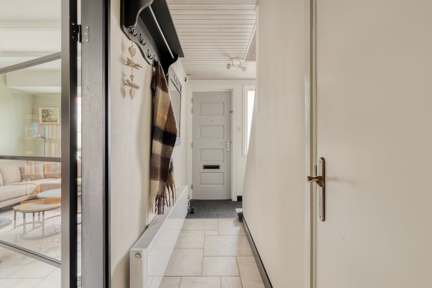 Turn-key family home with 10 solar panels and sunny west-facing garden in Pernis — 10
