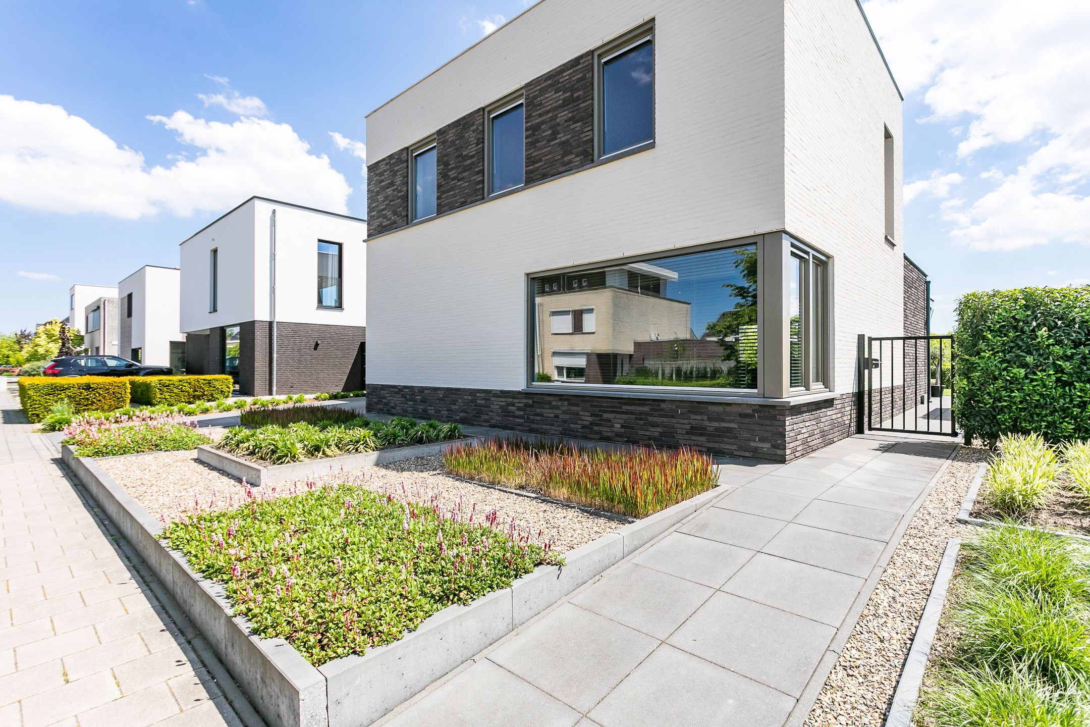 Luxury Life-Proof Detached Home Built in 2021 with Panoramic Roof Terrace and Sunlit Garden — 33