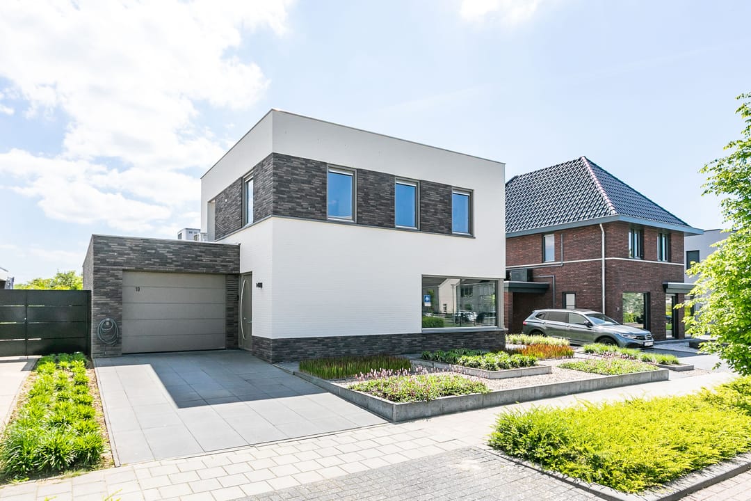 Luxury Life-Proof Detached Home Built in 2021 with Panoramic Roof Terrace and Sunlit Garden — 32