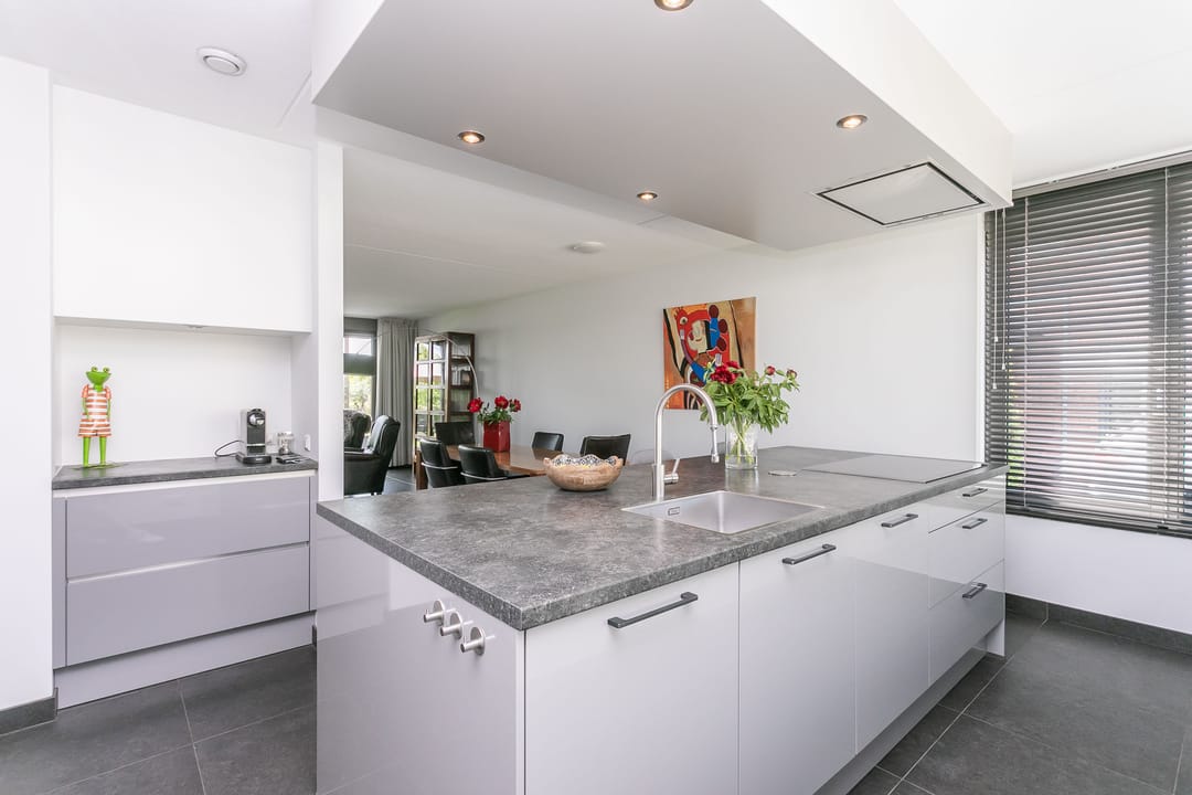 Luxury Life-Proof Detached Home Built in 2021 with Panoramic Roof Terrace and Sunlit Garden — 11