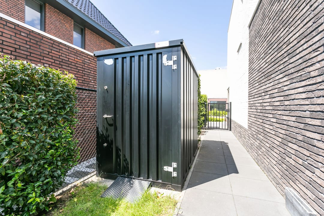 Luxury Life-Proof Detached Home Built in 2021 with Panoramic Roof Terrace and Sunlit Garden — 31