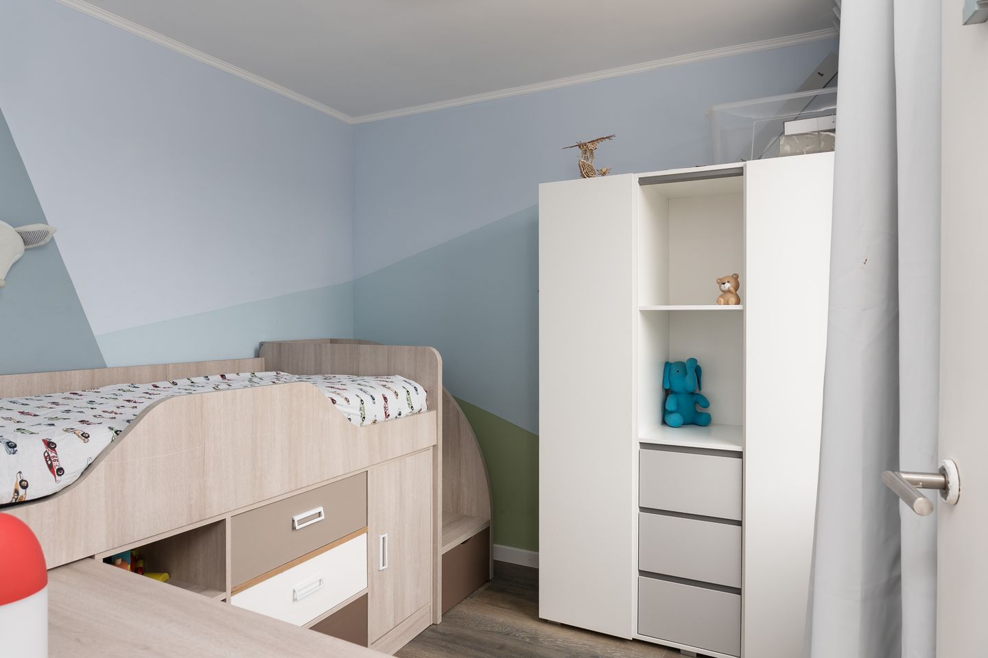 Bright terraced house with sunny garden and spacious attic potential — 25