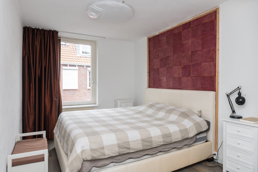 Bright terraced house with sunny garden and spacious attic potential — 23