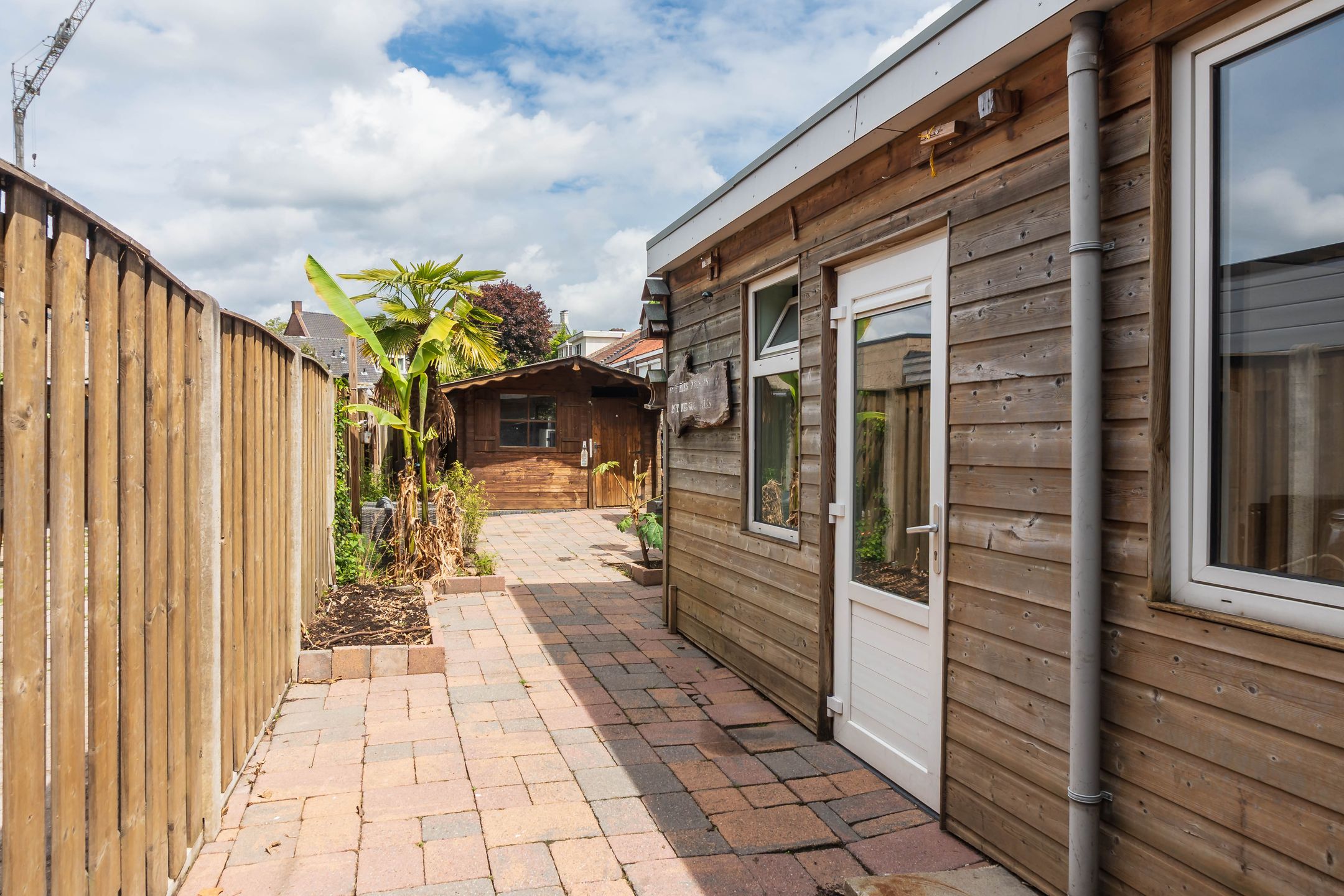 Bright terraced house with sunny garden and spacious attic potential — 33