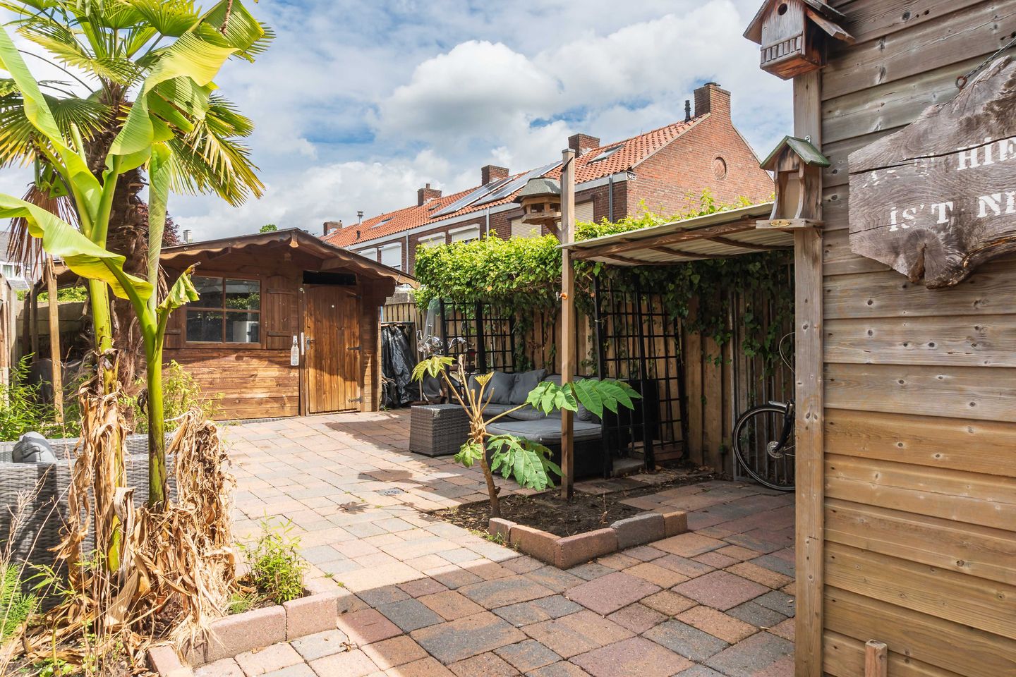 Bright terraced house with sunny garden and spacious attic potential — 34