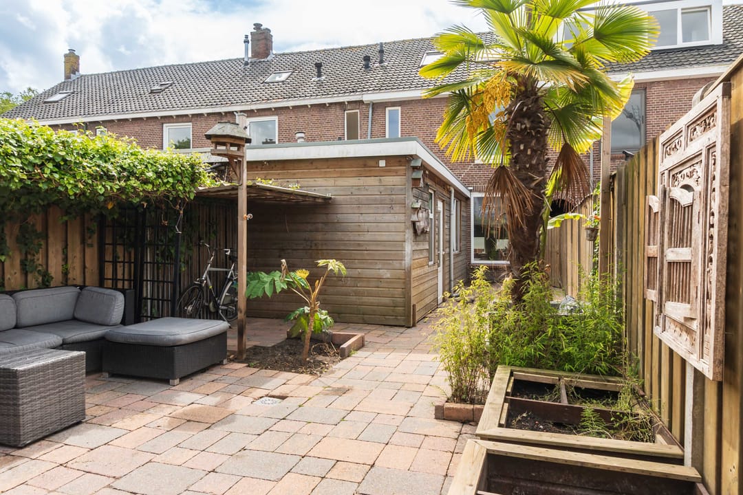 Bright terraced house with sunny garden and spacious attic potential — 37