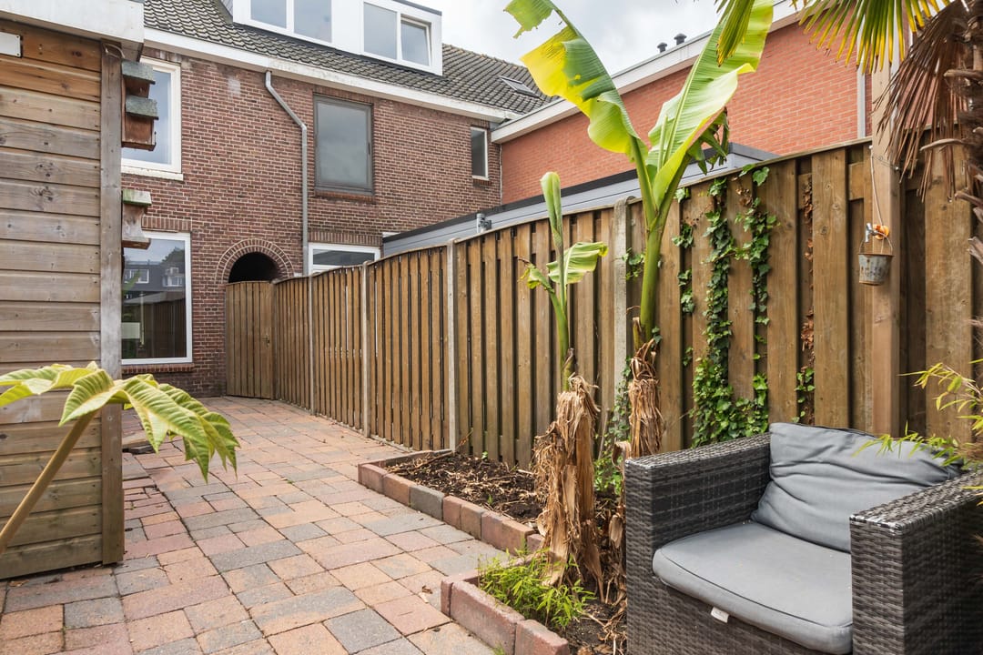 Bright terraced house with sunny garden and spacious attic potential — 38