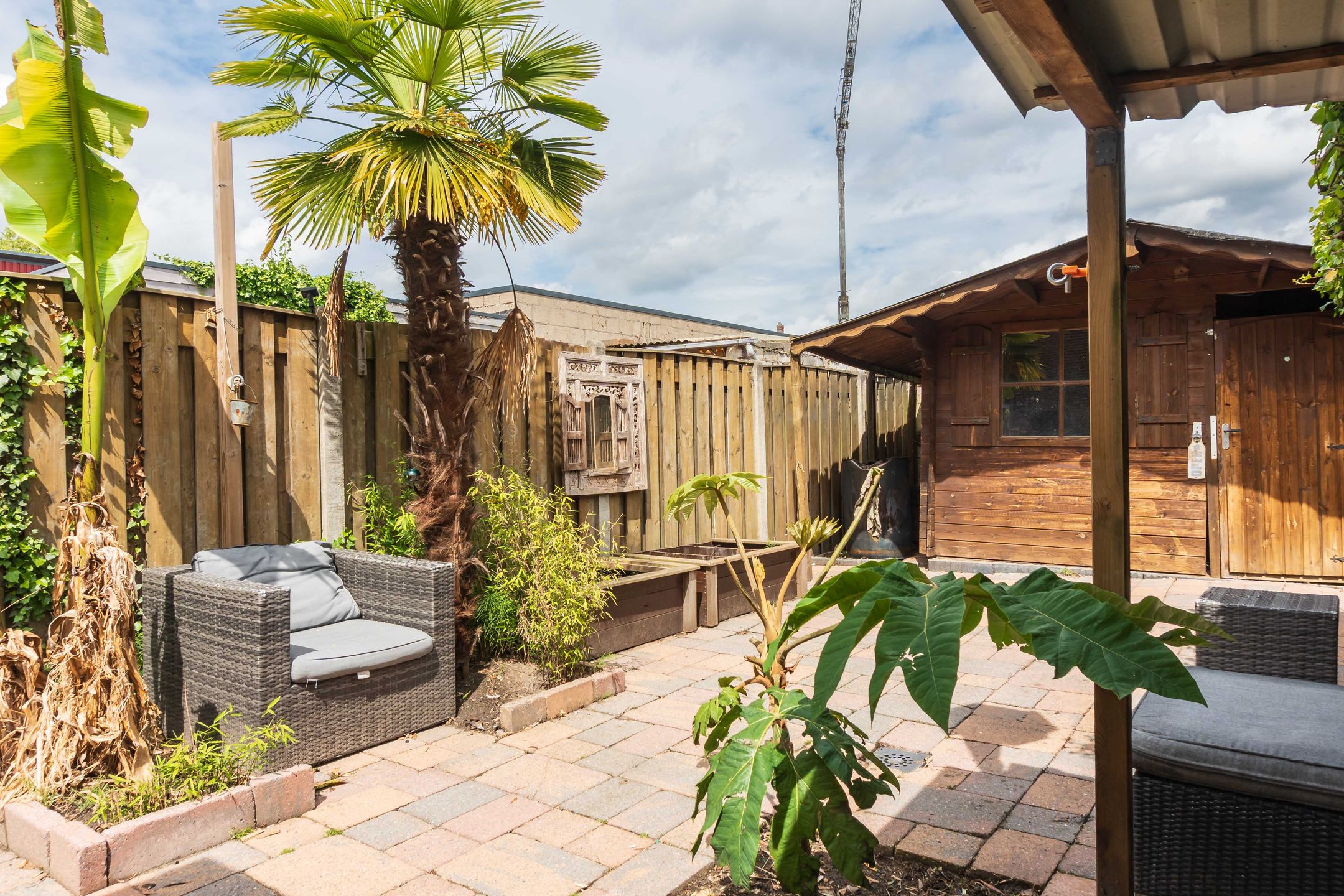 Bright terraced house with sunny garden and spacious attic potential — 36