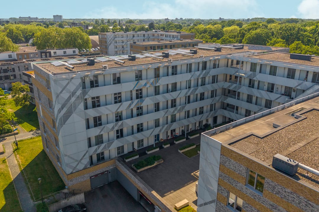 Modern Three-Room Apartment with Private Parking in Nijmegen — 32