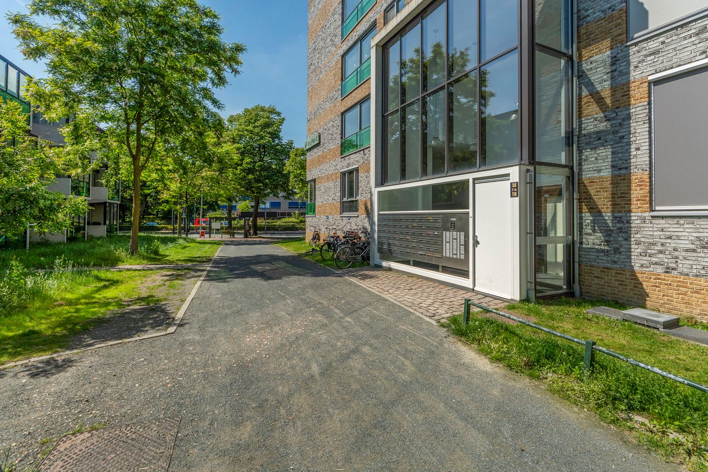 Modern Three-Room Apartment with Private Parking in Nijmegen — 29