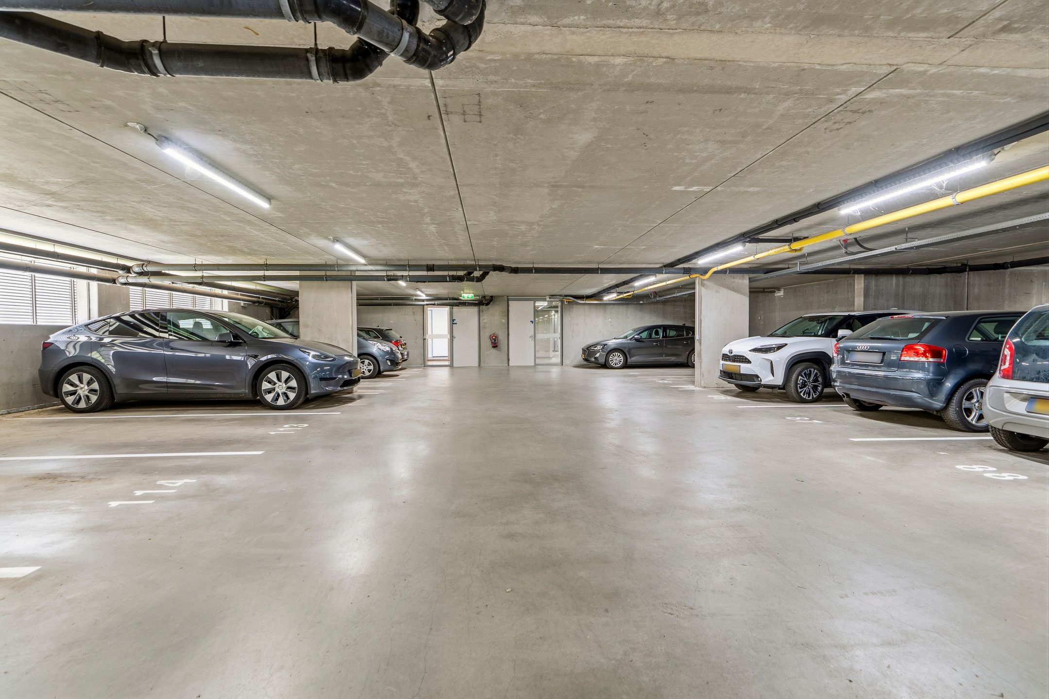 Modern Three-Room Apartment with Private Parking in Nijmegen — 27