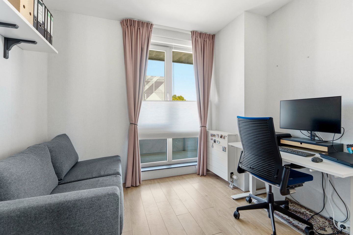 Modern Three-Room Apartment with Private Parking in Nijmegen — 19