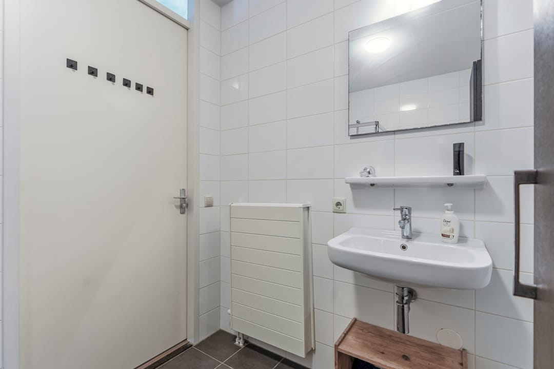 Modern Three-Room Apartment with Private Parking in Nijmegen — 26
