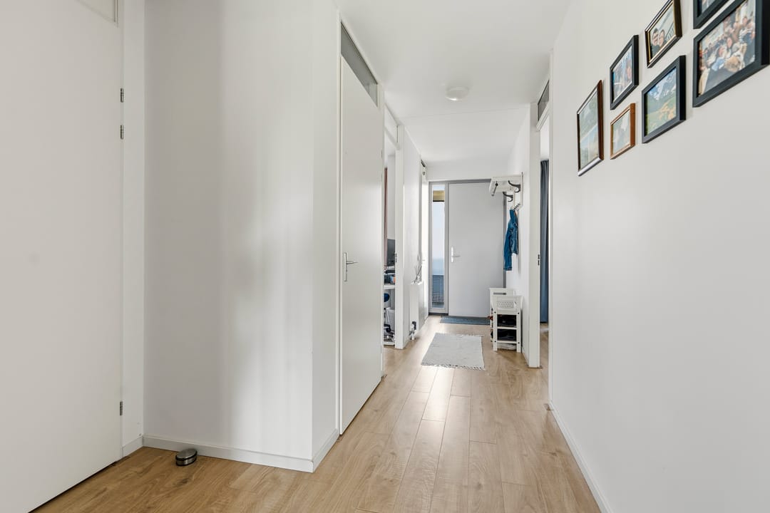 Modern Three-Room Apartment with Private Parking in Nijmegen — 17