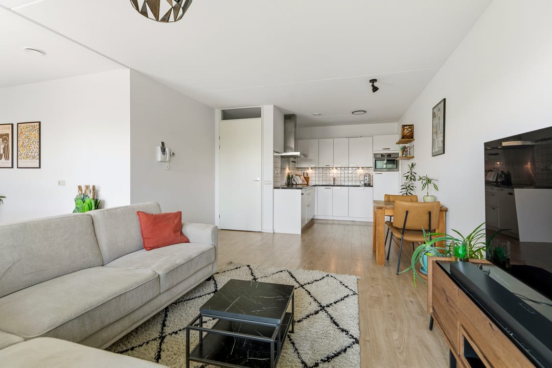 Modern Three-Room Apartment with Private Parking in Nijmegen — 8