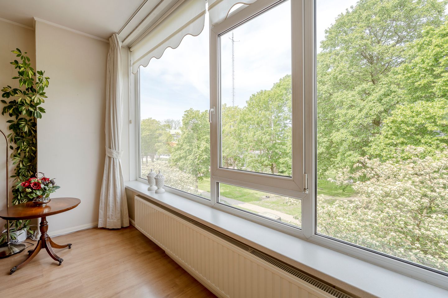 Bright third-floor apartment with two balconies in green Wassenaar setting — 14