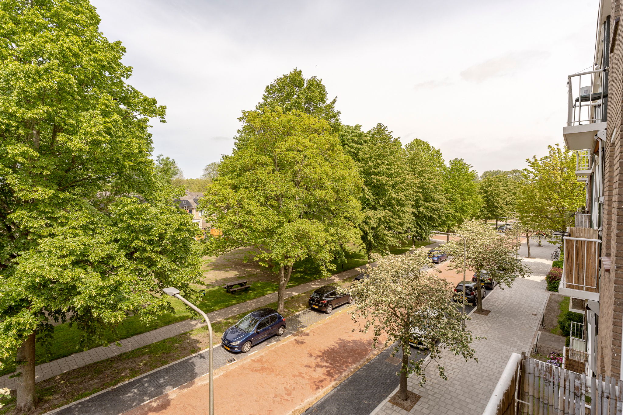 Bright third-floor apartment with two balconies in green Wassenaar setting — 15