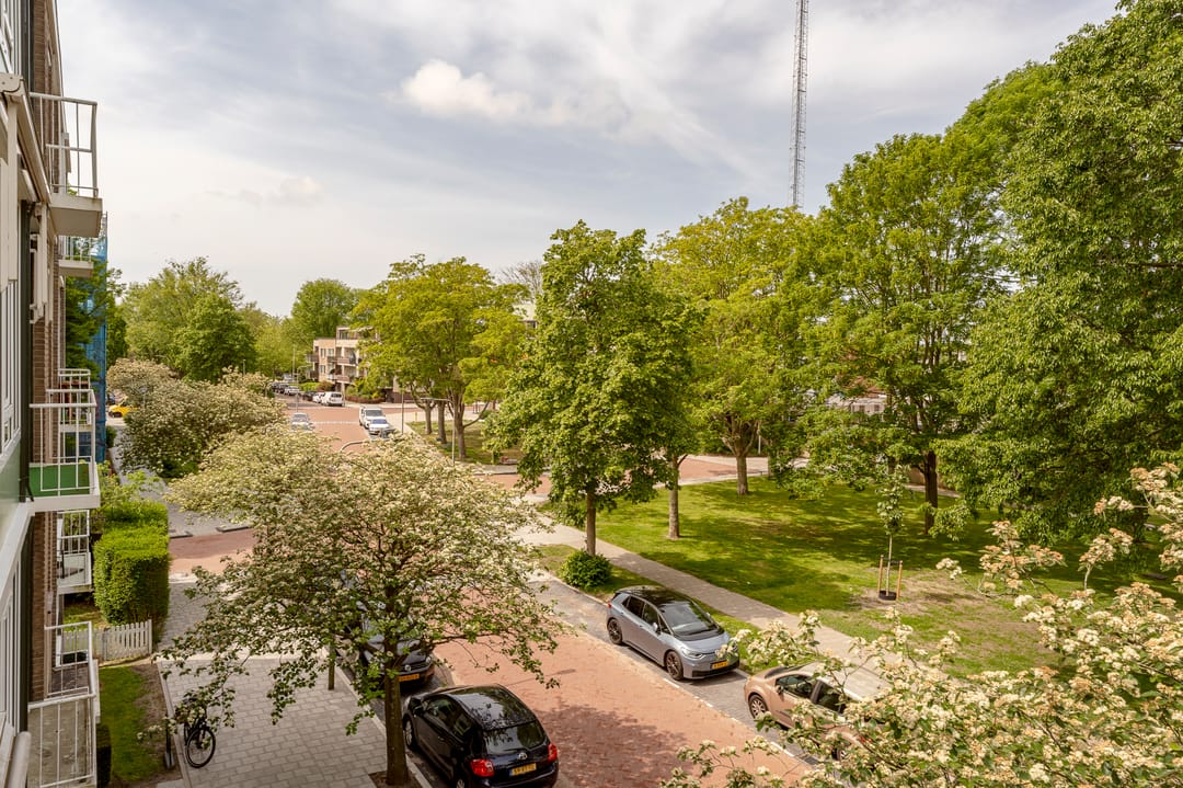 Bright third-floor apartment with two balconies in green Wassenaar setting — 16