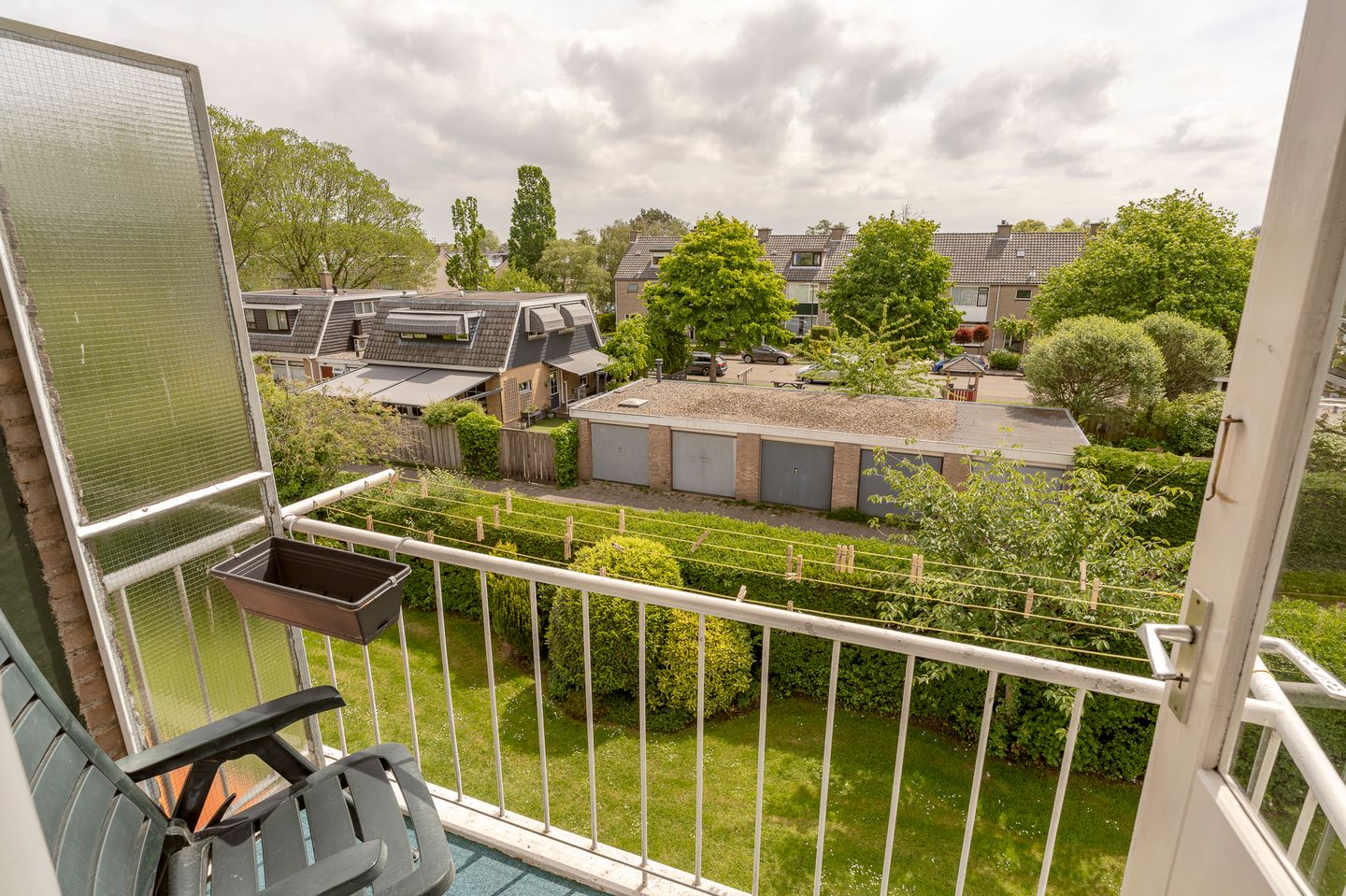 Bright third-floor apartment with two balconies in green Wassenaar setting — 25