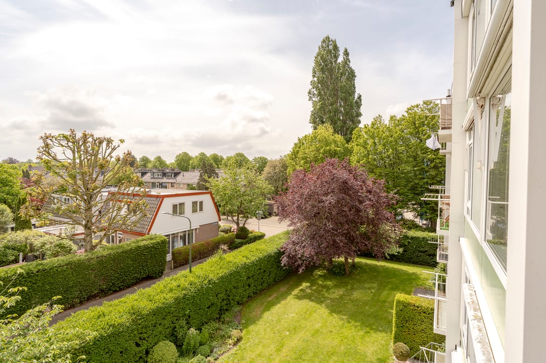 Bright third-floor apartment with two balconies in green Wassenaar setting — 26