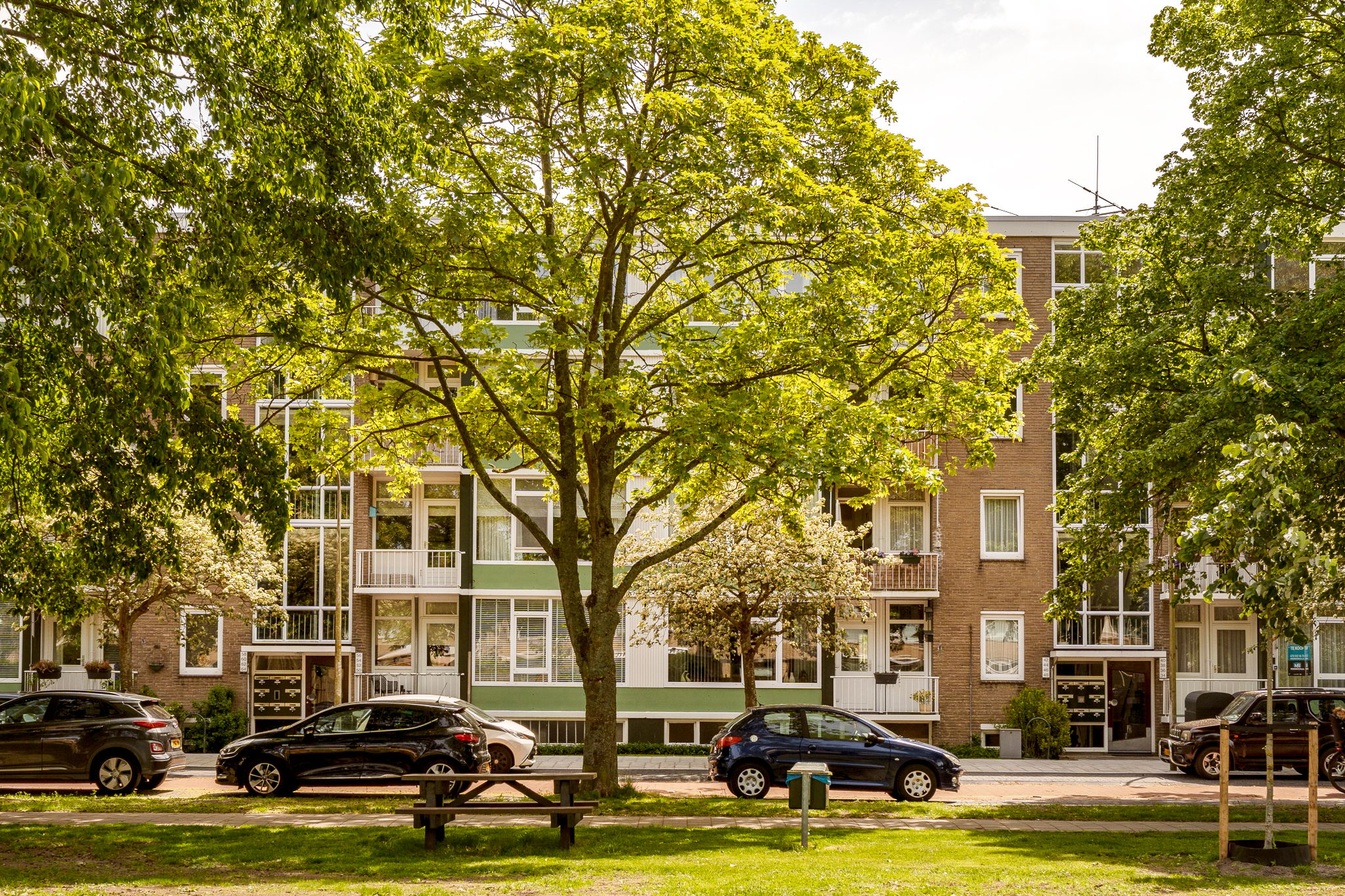 Bright third-floor apartment with two balconies in green Wassenaar setting — 27